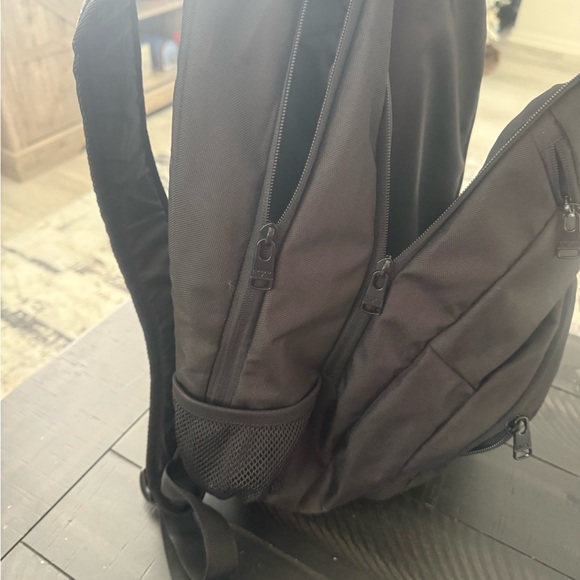 EUC Roxy Women’s Backpack in Black and Gold-Lots of Pockets!! - Picture 8 of 8